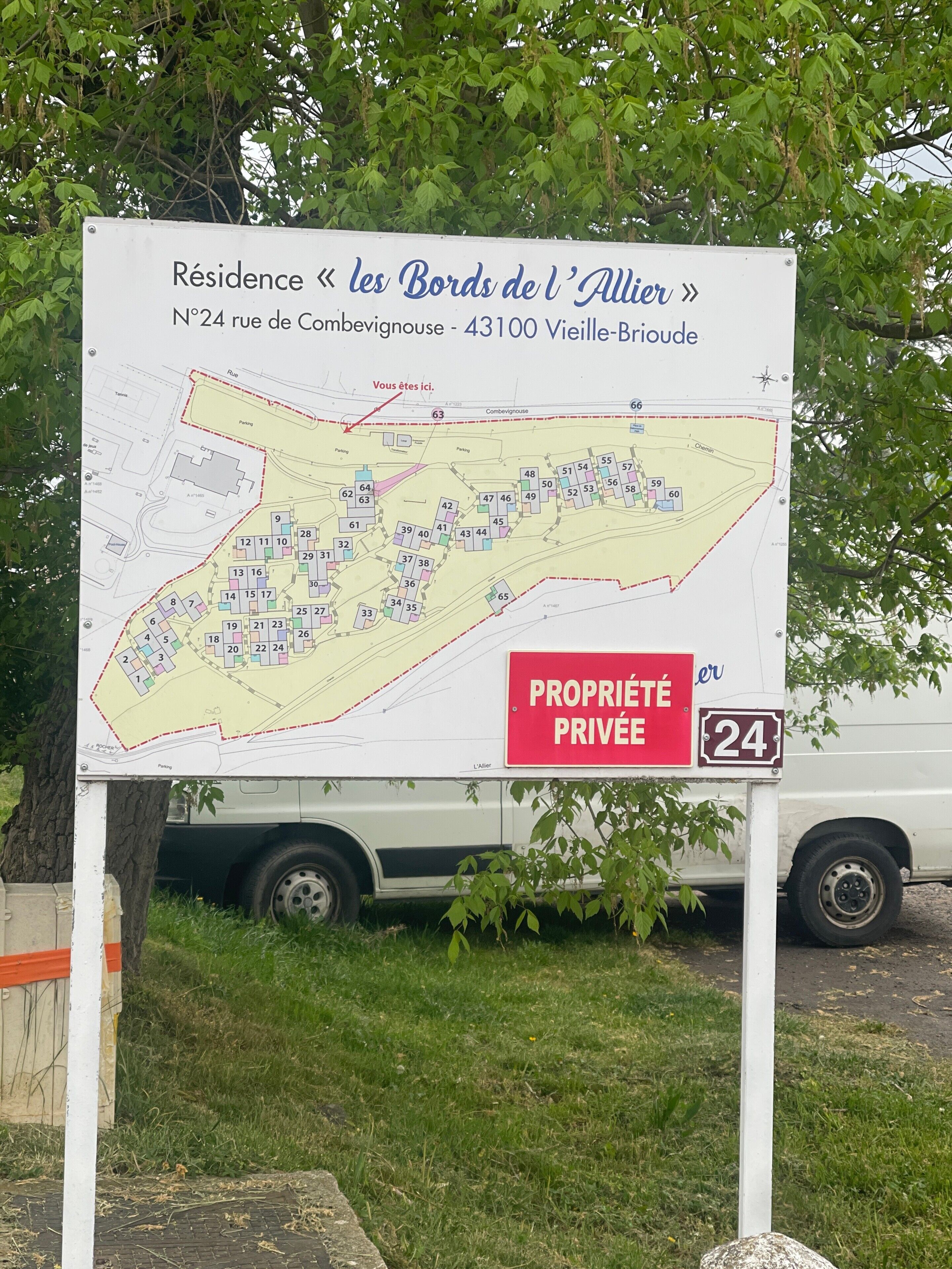 Un panneau indiquant une propriété résidentielle, avec un plan, qui précise l’emplacement de la « Résidence les Bords de l’Allier » et l’adresse suivante : n° 24, rue de Combevignouse, 43100 Vieille-Briolette.