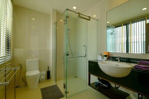 Hair dryer, bidet - 3bdr townhouse Bang Tao Beach 65/116 (Tambon Choeng Thale)