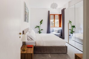 1 dormitorio, tabla de planchar con plancha, wifi y ropa de cama