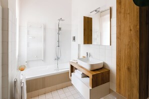 Haartrockner, Bidet, Handtücher, Seife