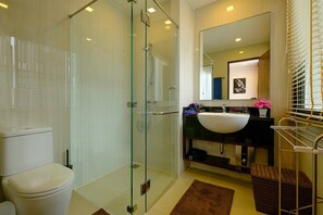 Hair dryer, bidet - 3BR Townhouse Near Bangtao Beach | Capital Pro (Tambon Choeng Thale)