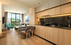 Eine moderne Küche mit Holzausstattung, eine Essecke mit Tisch und Stühlen sowie ein großes Fenster mit Blick.