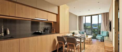 Coffee/tea maker, fridge, microwave, stovetop