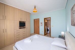 2 slaapkamers, een strijkplank/strijkijzer, internet, beddengoed