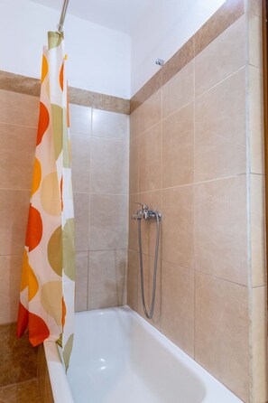 Dusche, Haartrockner, Bidet, Handtücher