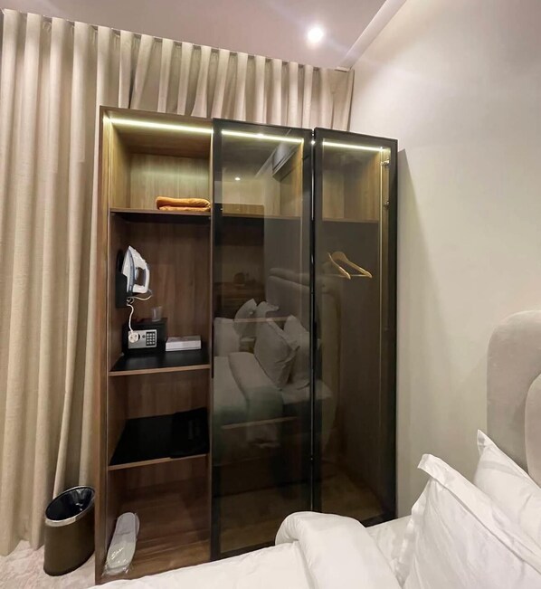 Deluxe Suite, 1 Bedroom | In-room safe, free WiFi