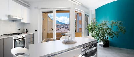 Fridge, oven, stovetop, coffee/tea maker