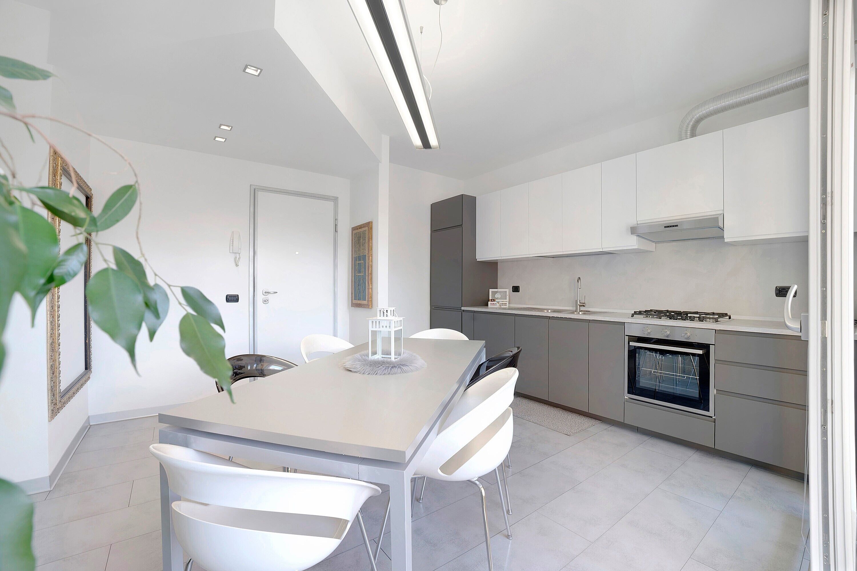 Fridge, oven, stovetop, coffee/tea maker