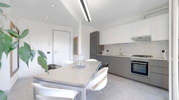 Fridge, oven, stovetop, coffee/tea maker