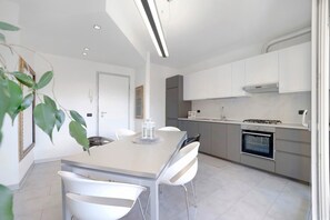 Fridge, oven, stovetop, coffee/tea maker