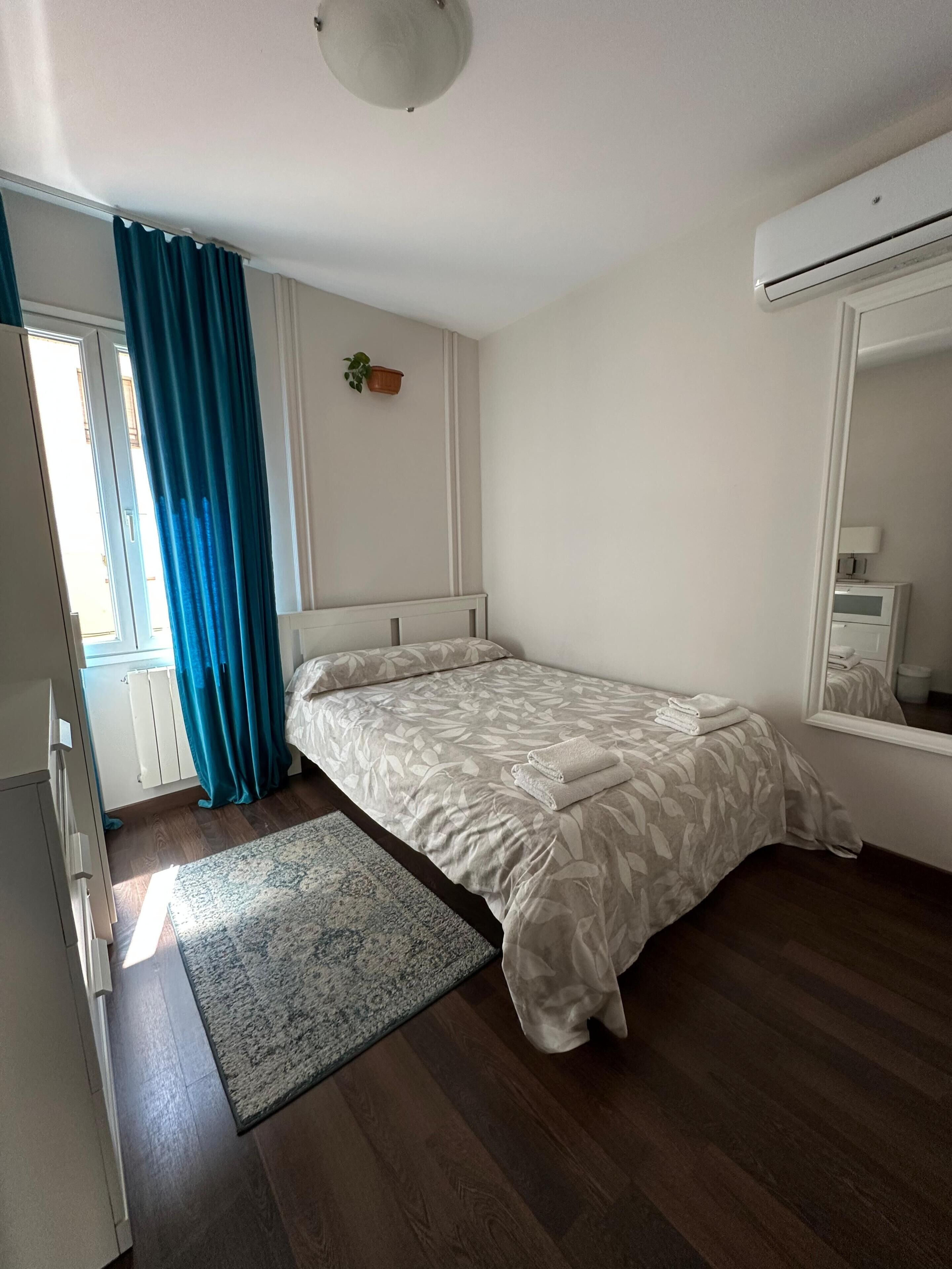 4 habitaciones, tabla de planchar con plancha, wifi y ropa de cama 