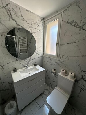 Shower, hair dryer, towels, soap - Sagrada Familia flat for 9 pple! (Barcelona)