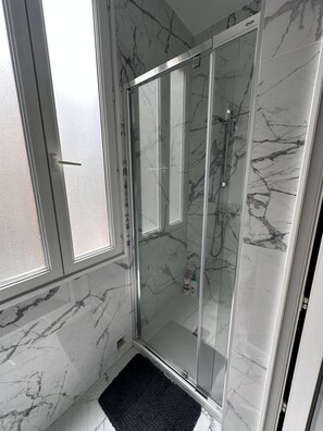 Shower, hair dryer, towels, soap - Sagrada Familia flat for 9 pple! (Barcelona)