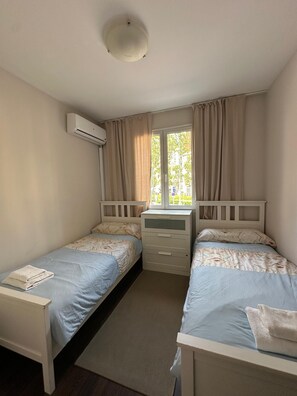 4 bedrooms, iron/ironing board, WiFi, bed sheets - Sagrada Familia flat for 9 pple! (Barcelona)