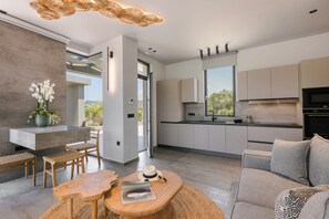 Aegiali Luxury Villa | Eigene Küche | Kühlschrank, Mikrowelle, Ofen, Herdplatte