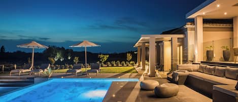 Avgi Luxury Villa | Piscine | Piscine extérieure en saison, chaises longues