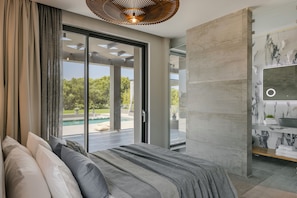 Aegiali Luxury Villa | Tallelokero huoneessa, pimennysverhot, äänieristys, silitysrauta/-lauta
