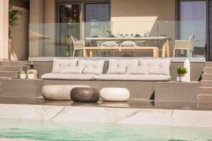 Avgi Luxury Villa | Restaurante al aire libre