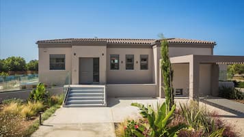 Avgi Luxury Villa | Exterior