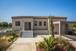 Avgi Luxury Villa | Außenbereich