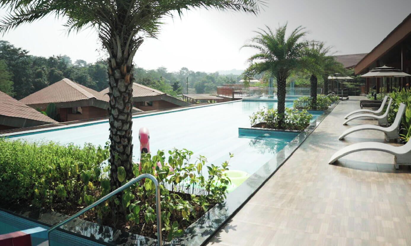 Una piscina al aire libre
