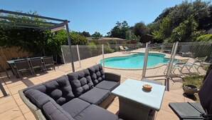 A patio with a pool, outdoor furniture, and a pergola. - Villa with private pool - 7 guests (Jard-sur-Mer)