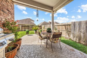 Room | Outdoor dining - Cypress - Private Bedroom in Shared Home (Cypress)