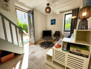 Télévision, cheminée, table de tennis de table