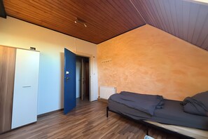 Room - Lots of space & comfort - ideal for fitters or vacation guests! (Orbis)