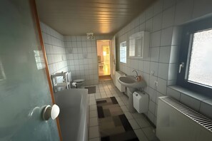 Shower, towels - Spacious & Comfortable House – Perfect for Workers or Holiday Guests (Orbis)