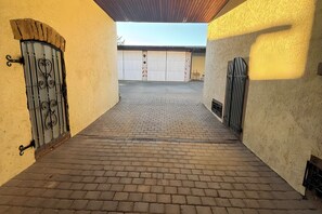 Property grounds - Lots of space & comfort - ideal for fitters or vacation guests! (Orbis)