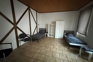 8 bedrooms, WiFi, bed sheets - Spacious & Comfortable House – Perfect for Workers or Holiday Guests (Orbis)
