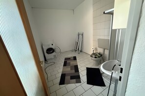 Shower, towels - Spacious & Comfortable House – Perfect for Workers or Holiday Guests (Orbis)
