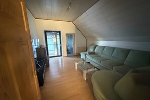TV - Spacious & Comfortable House – Perfect for Workers or Holiday Guests (Orbis)