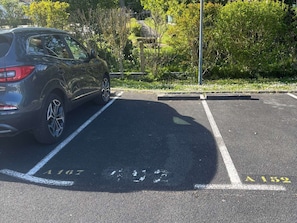 Ein Parkbereich mit ausgewiesenen Stellplätzen A16, A17 und A18.