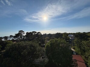 A coastal landscape with a clear sky, trees, and buildings. - Spacious apartment with ocean view - 4 guests (Vaux-sur-Mer)