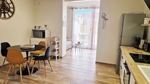 Ein kompakter Wohnbereich mit Essbereich, Küchenzeile und Blick in das Wohnzimmer.