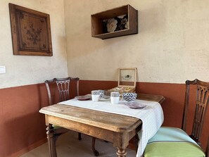 Dining - Le Mûrier - The courtyard that connects us (ETRIGNY)