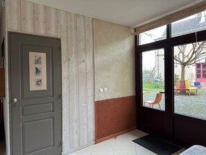 Interior - Le Mûrier - The courtyard that connects us (ETRIGNY)