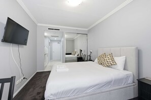 1 slaapkamer, een bureau, een strijkplank/strijkijzer, wifi
