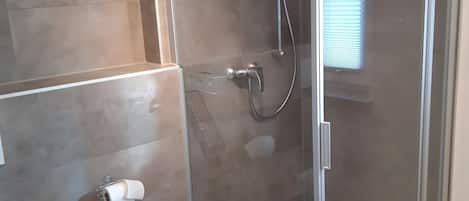 Ducha, secador de pelo, toallas