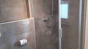Douche, sèche-cheveux, serviettes fournies