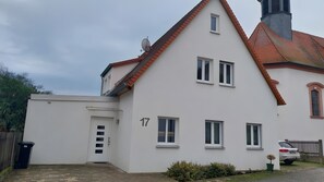 Exterior - Apartment “Herrmanns Ferienhaus” with Wi-Fi (Schlüsselfeld)