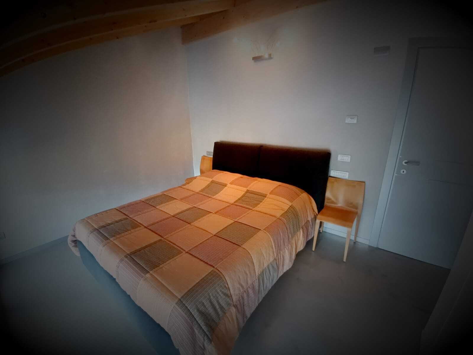 2 dormitorios, tabla de planchar con plancha, ropa de cama