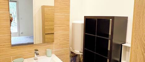 Shower, jetted tub, hair dryer, towels