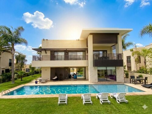 Onyx Residence: Luxury Getaway - swimming pool and golf