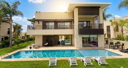 Onyx Residence: Luxury Getaway - swimming pool and golf