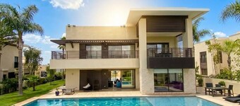 Onyx Residence: Luxury Getaway - swimming pool and golf