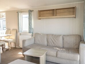 Ein Wohnzimmer mit einer Couch, einem kleinen Tisch und einer Heizung.