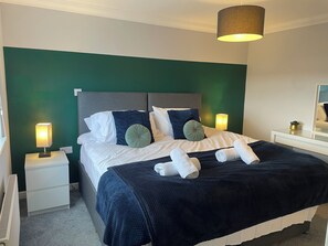 3 quartos, ferros/tábuas de passar roupa, Wi-Fi, roupa de cama